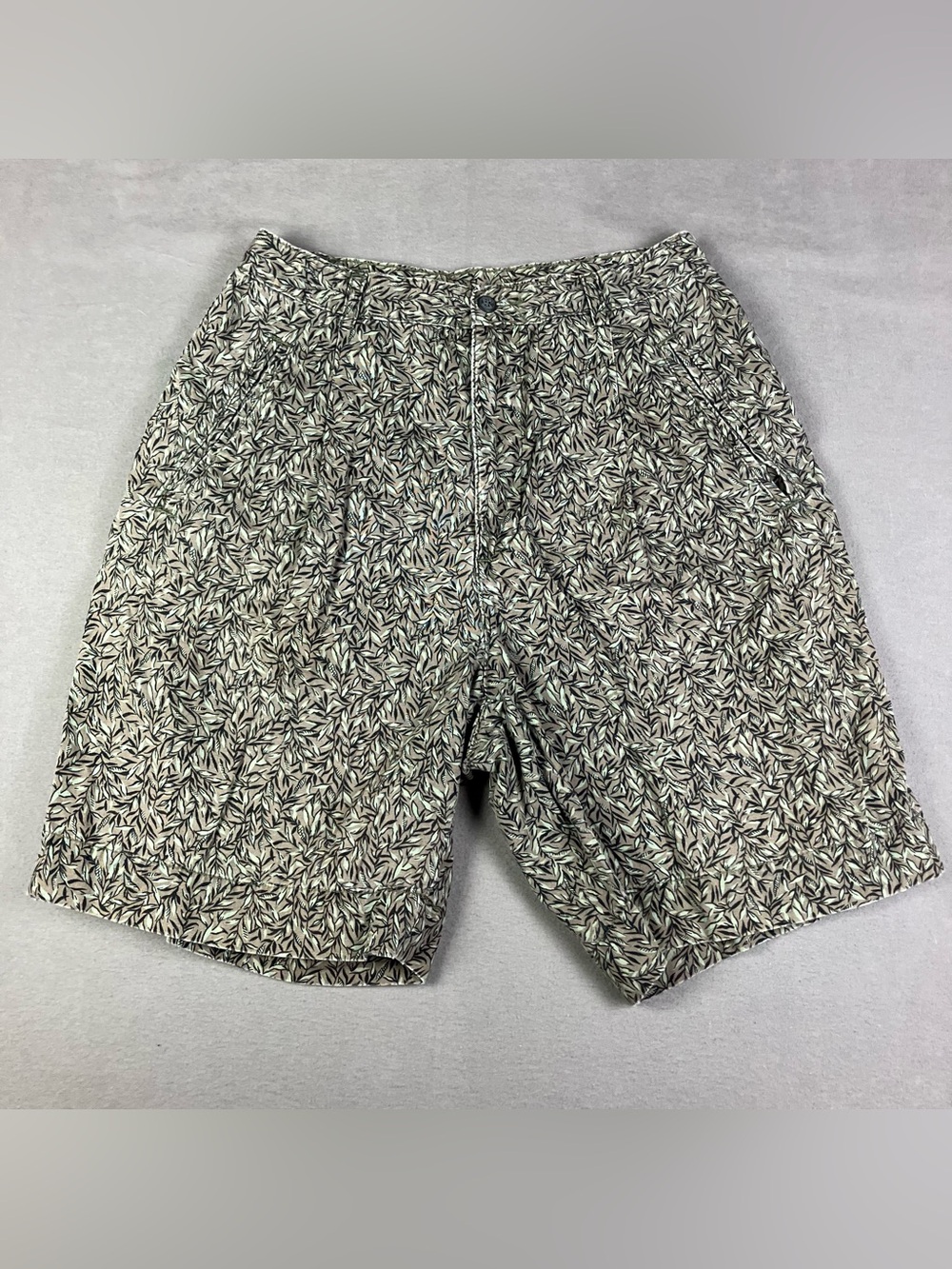 Vintage GAP Women’s Size 31 Pleated Shorts Brown Green Camo Leaf Print